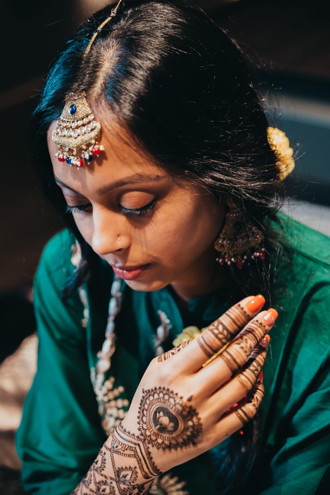 Bookmark These Unique & Best Wedding Mehndi Poses for Brides for Your  Upcoming Mehndi Photoshoot!
